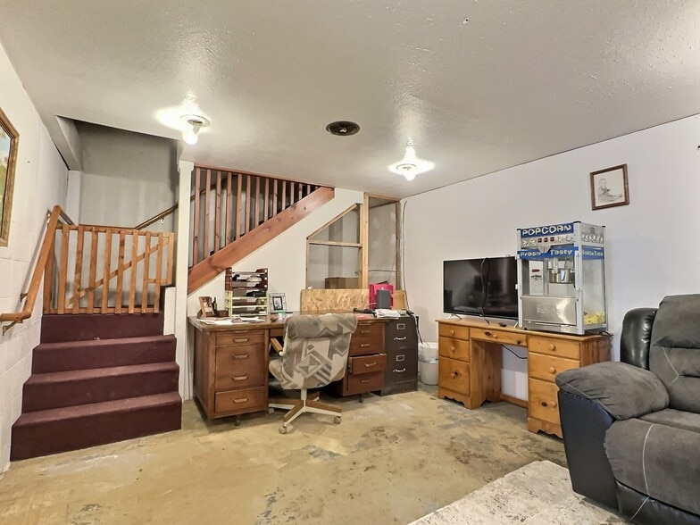 More Photos Of 130 Commercial Ln, Sundance Office For Sale