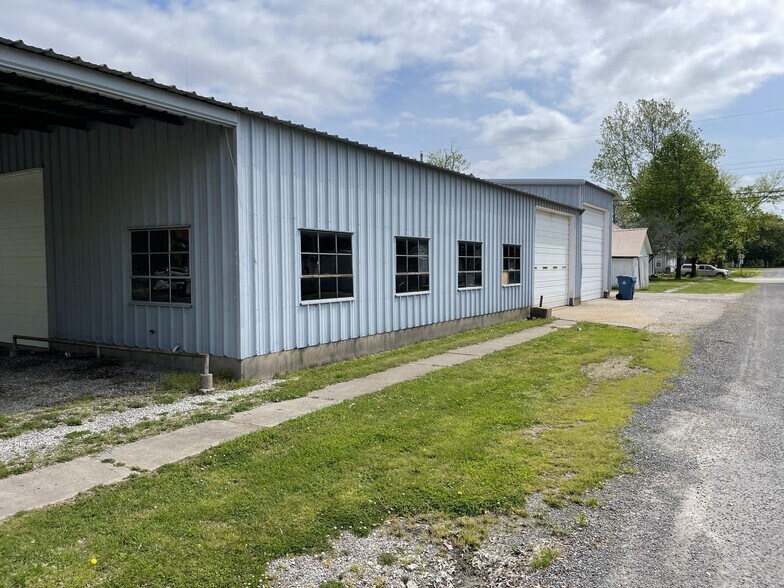 More Photos Of 1425 S Locust St, Centralia Office For Sale