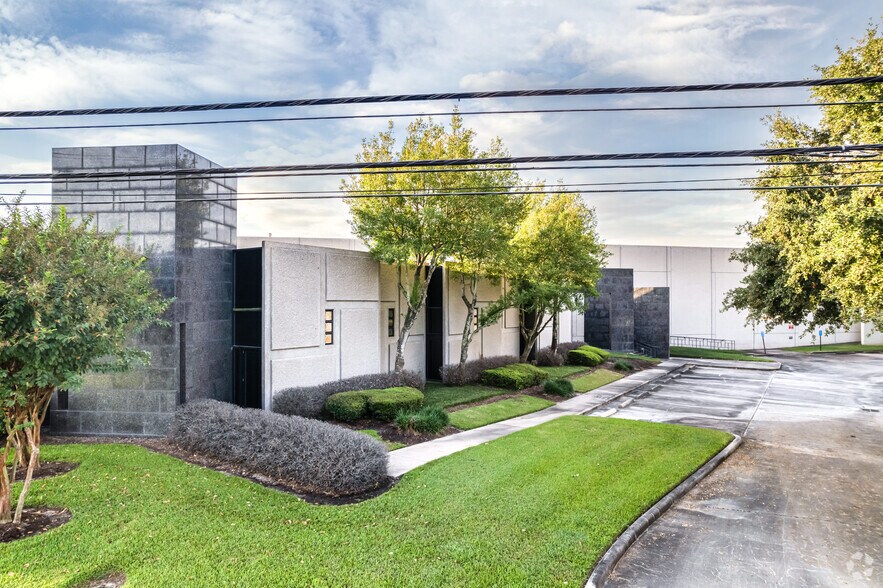 More Photos Of 7055 Old Katy Rd, Houston Flex For Sale
