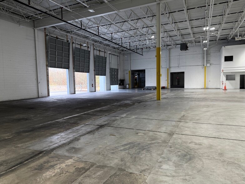 More Photos Of 900 Kennedy Blvd, Somerdale Warehouse For Lease