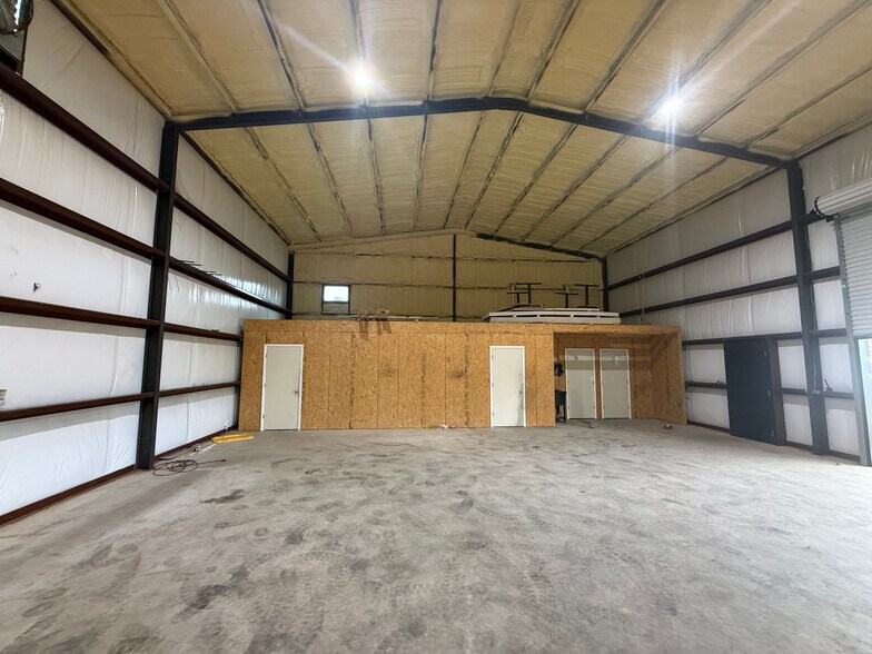 More Photos Of 620 Factory Outlet Dr, Arcadia Industrial For Lease