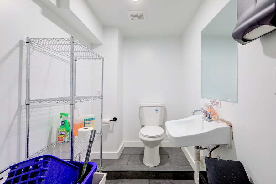 More Photos Of 1517 N 4th St, Philadelphia Showroom For Sale