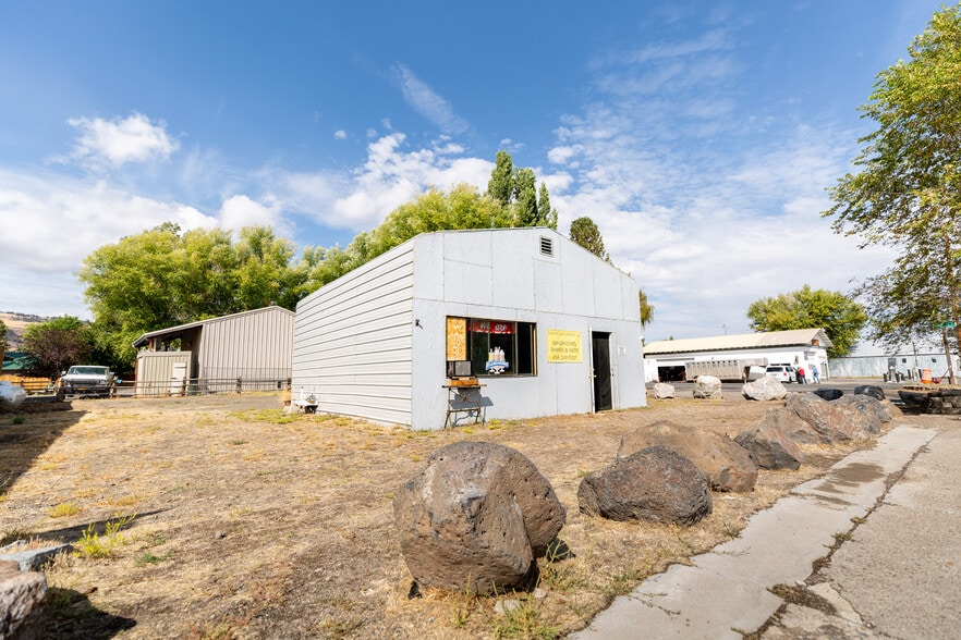 Primary Photo Of 331 OR-31, Paisley Restaurant For Sale