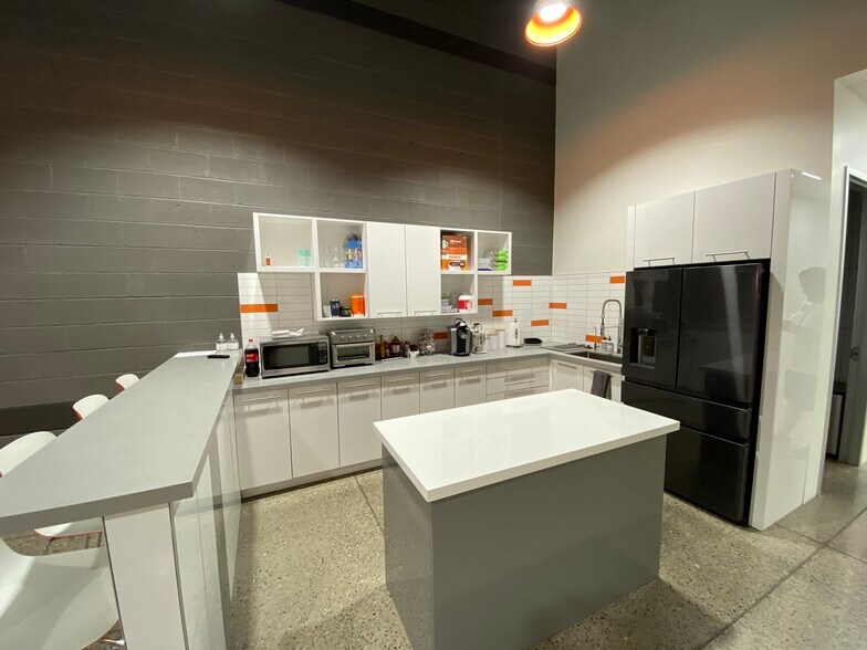 More Photos Of 875 E Salter Dr, Phoenix Service For Sale