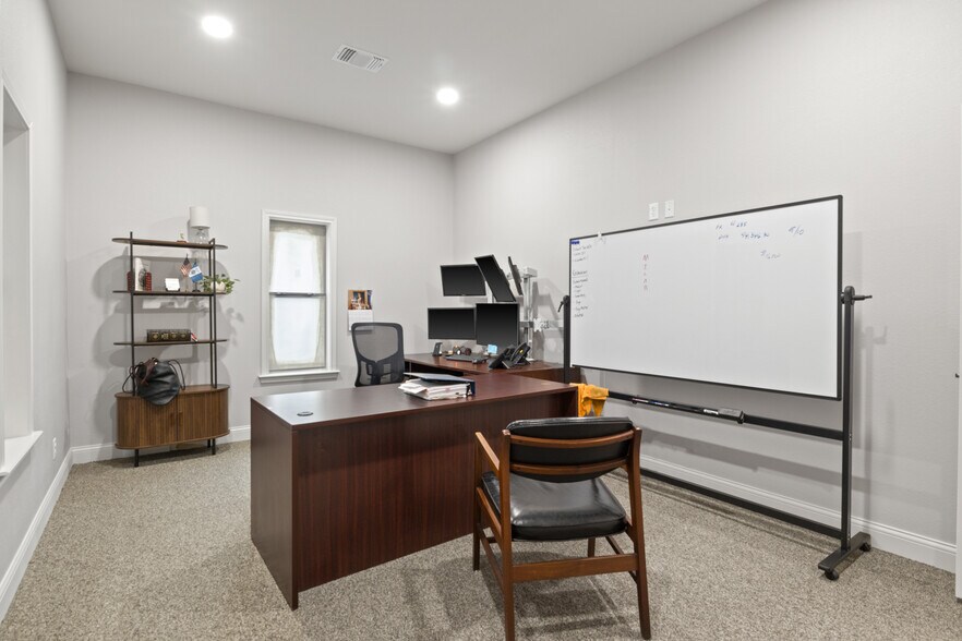 More Photos Of 107 E 11th St, Mount Pleasant Office For Sale