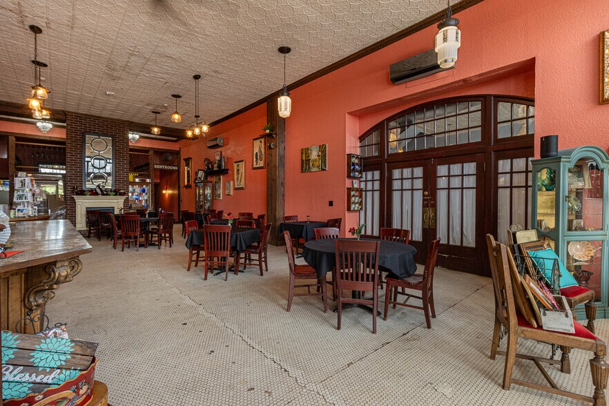More Photos Of 115 E Commerce St, Mineola Hotel For Sale