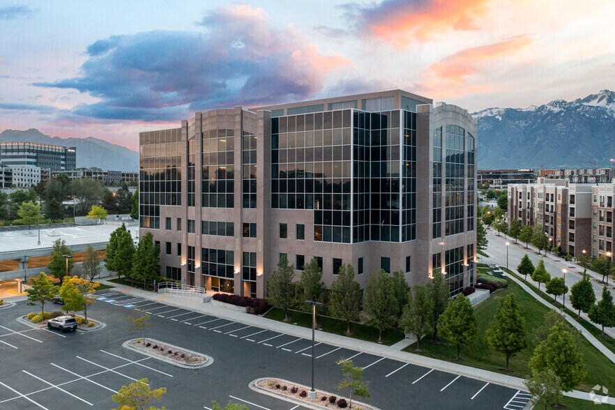 More Photos Of 200 W Civic Center Dr, Sandy Office For Lease