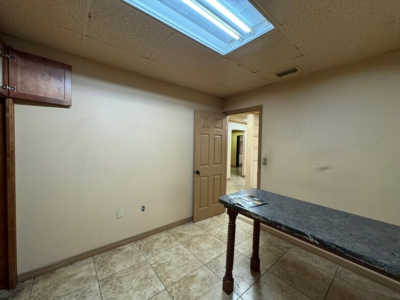 More Photos Of 1010 Us-27 Hwy, Sebring Office For Lease