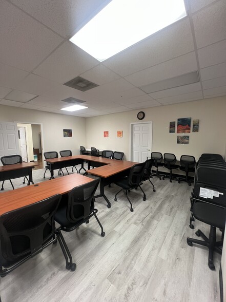 More Photos Of 161 Prosperity Dr, Winchester Showroom For Lease