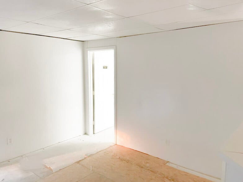 More Photos Of 5601 General Washington Dr, Alexandria Showroom For Sale