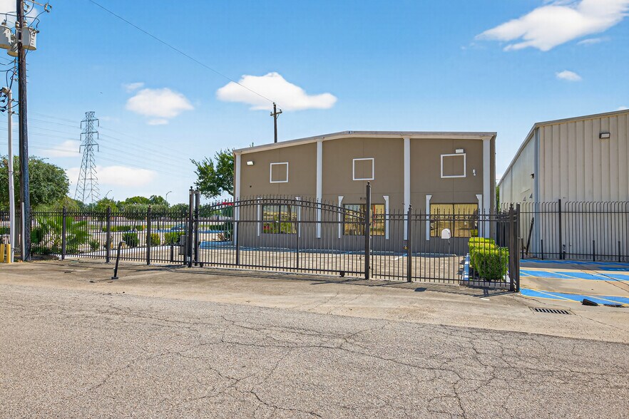 More Photos Of 918 Oak Glen Dr, Houston Industrial For Lease