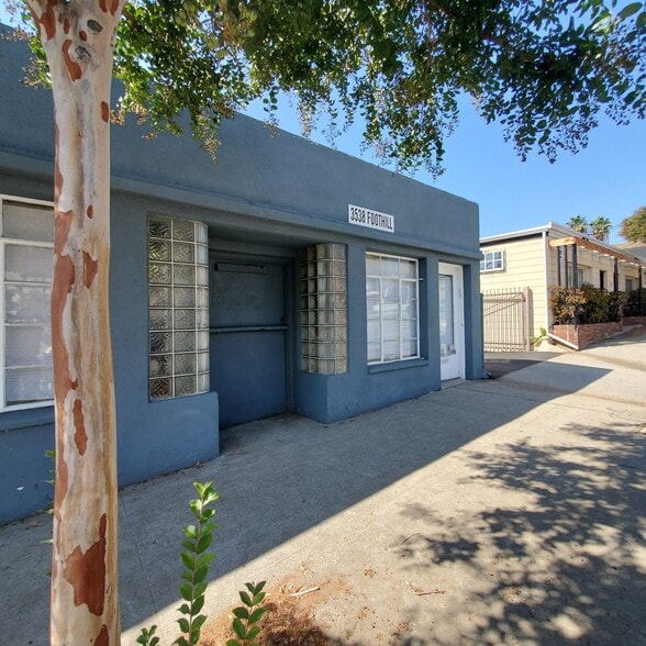 More Photos Of , La Crescenta Unknown For Sale