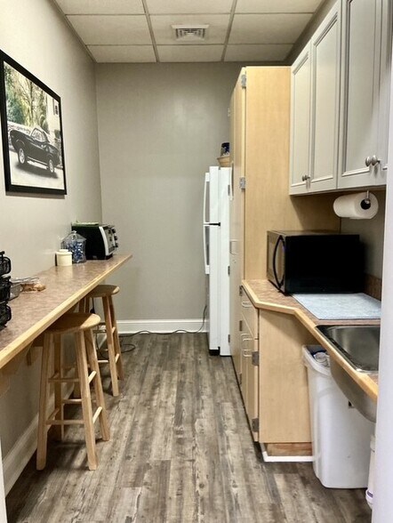 More Photos Of 13 Parkway Dr, Plainfield Warehouse For Lease