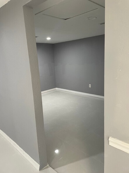More Photos Of 11412 N Central Ave, Tampa Office For Lease