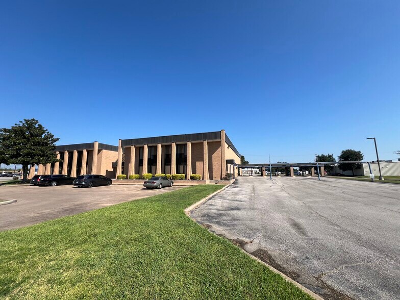 More Photos Of 3400 Avenue H, Rosenberg Office For Sale
