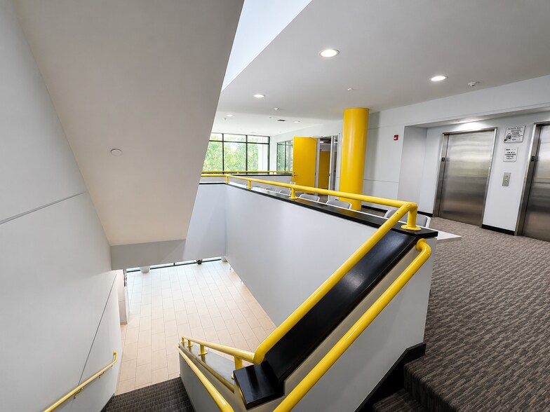 More Photos Of 250 Turnpike Rd, Southborough Loft Creative Space For Sale