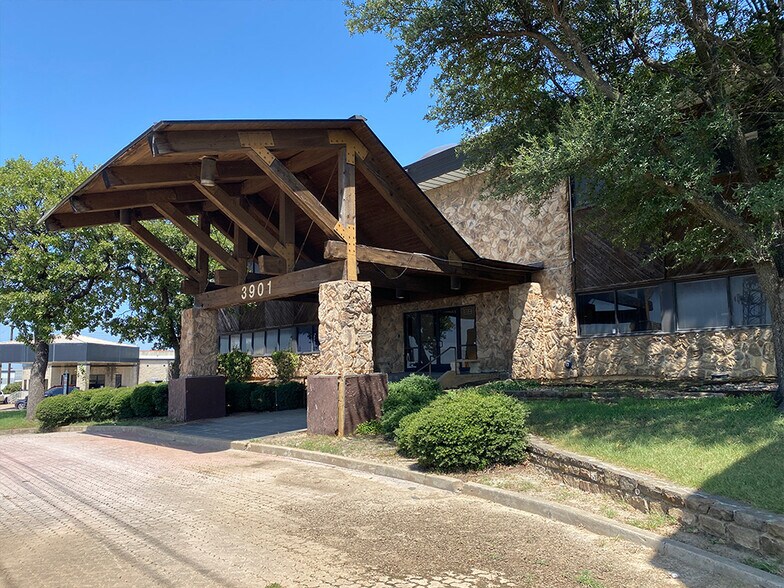 More Photos Of 3901 Airport Fwy, Bedford Office For Lease