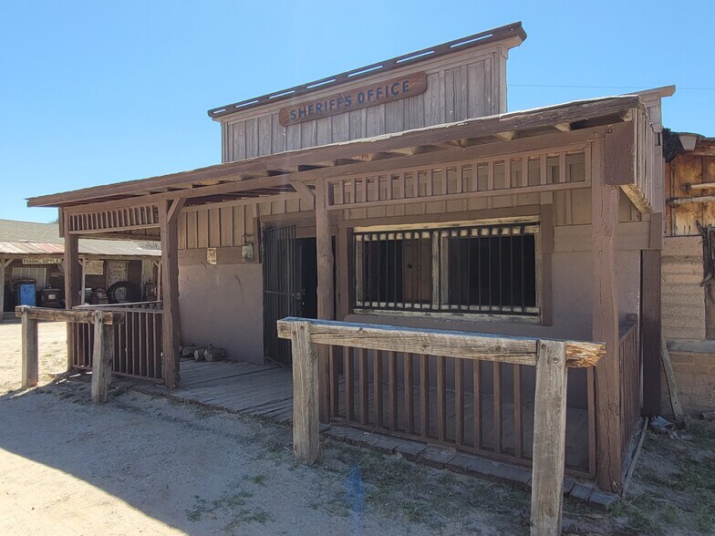 More Photos Of 331 W Rockspring Ln, Benson Movie Radio TVStudio For Sale