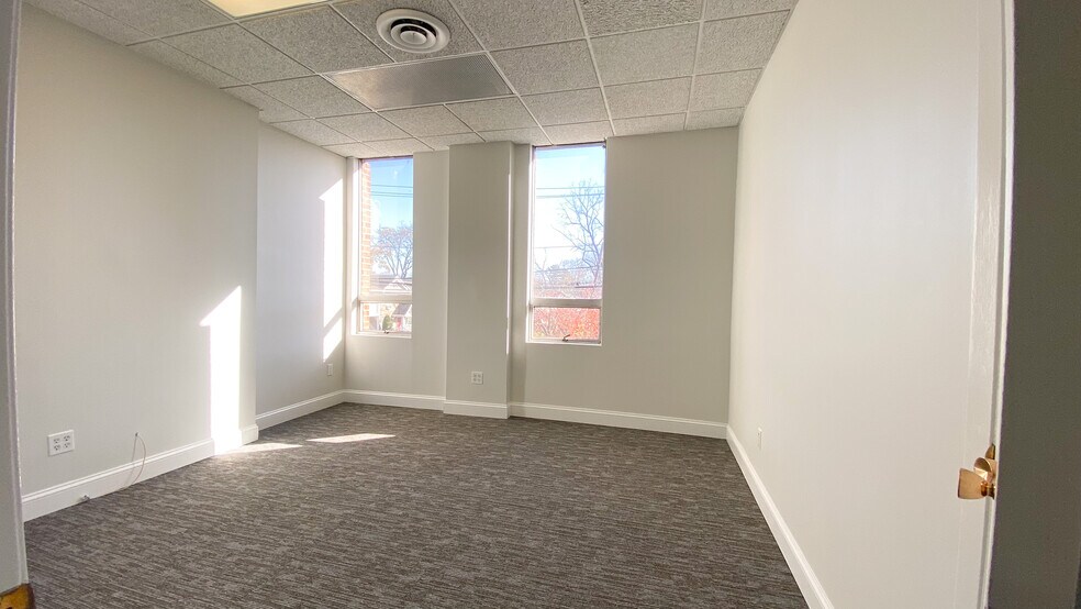 More Photos Of 80 Maple Ave, Smithtown Office For Lease