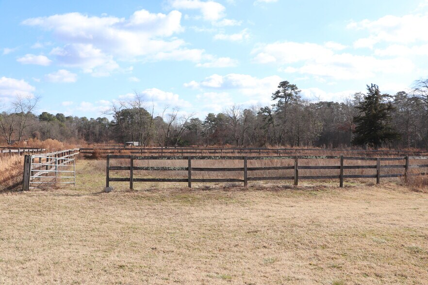 More Photos Of 919 Lakewood Farmingdale Rd, Howell Horse Stables For Lease