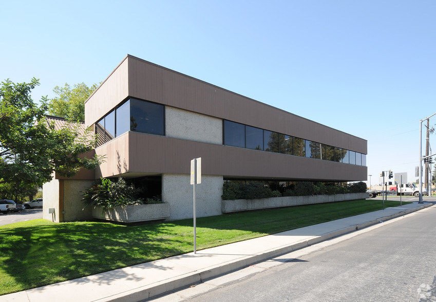 Primary Photo Of 2000 Oak St, Bakersfield Office For Lease