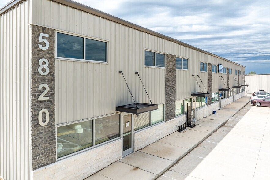 More Photos Of 5820 NW Beaver Dr, Johnston Flex For Lease