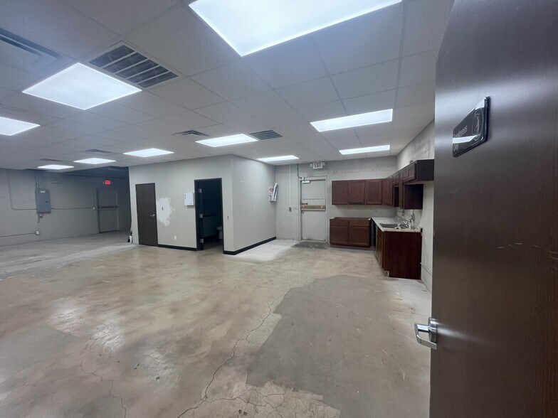 More Photos Of 7926 N May Ave, Oklahoma City Storefront Retail Office For Lease