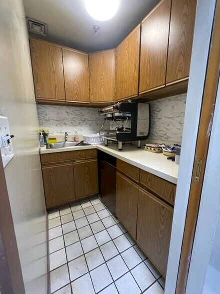 More Photos Of 18-81 Steinway St, Astoria Warehouse For Sale