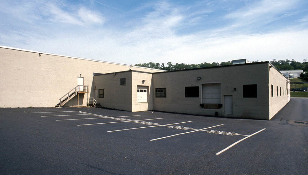 More Photos Of 2180 Noblestown Rd, Pittsburgh Flex For Lease