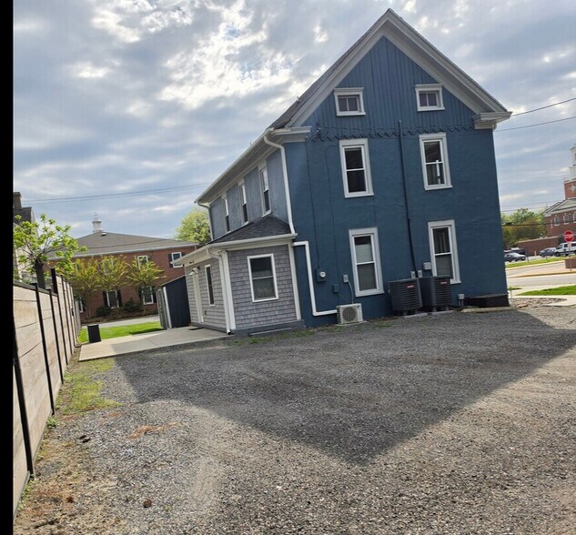 More Photos Of 104 E Pine St, Georgetown Office Residential For Lease