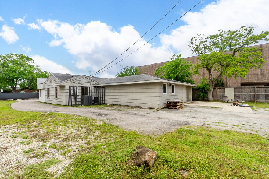 More Photos Of 5904 Dolores St, Houston Office For Lease