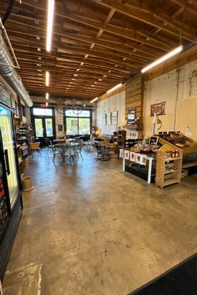 More Photos Of 412-416 Grayson Pky, Grayson Storefront For Lease