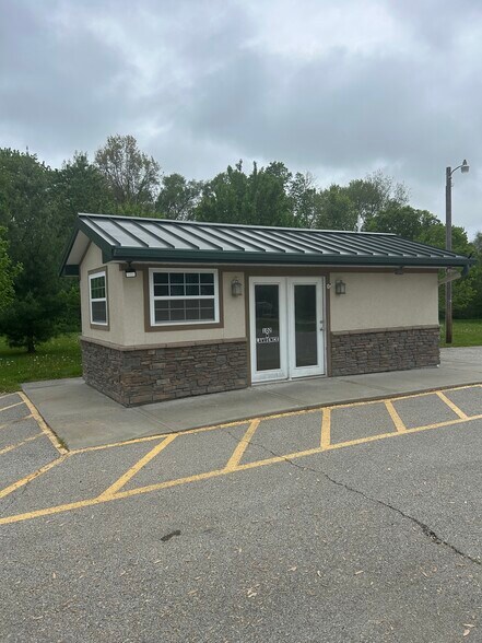 More Photos Of 102 W Lawrence St, Kearney Freestanding For Sale