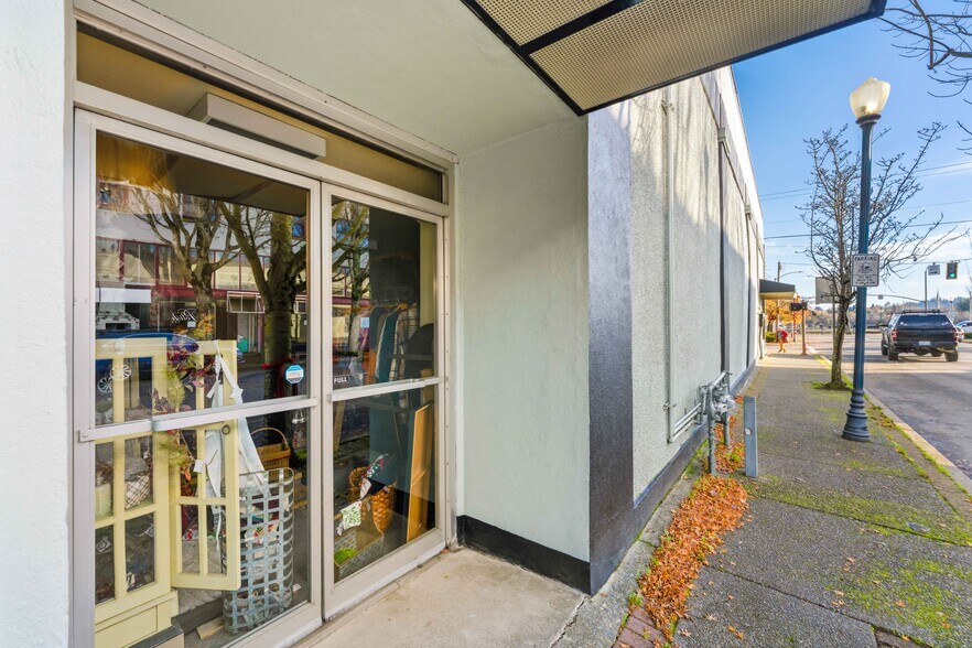 More Photos Of 171 S Broadway, Coos Bay General Retail For Sale