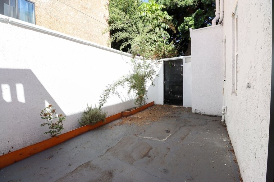 More Photos Of 2403 Louella Ave, Venice Apartments For Sale