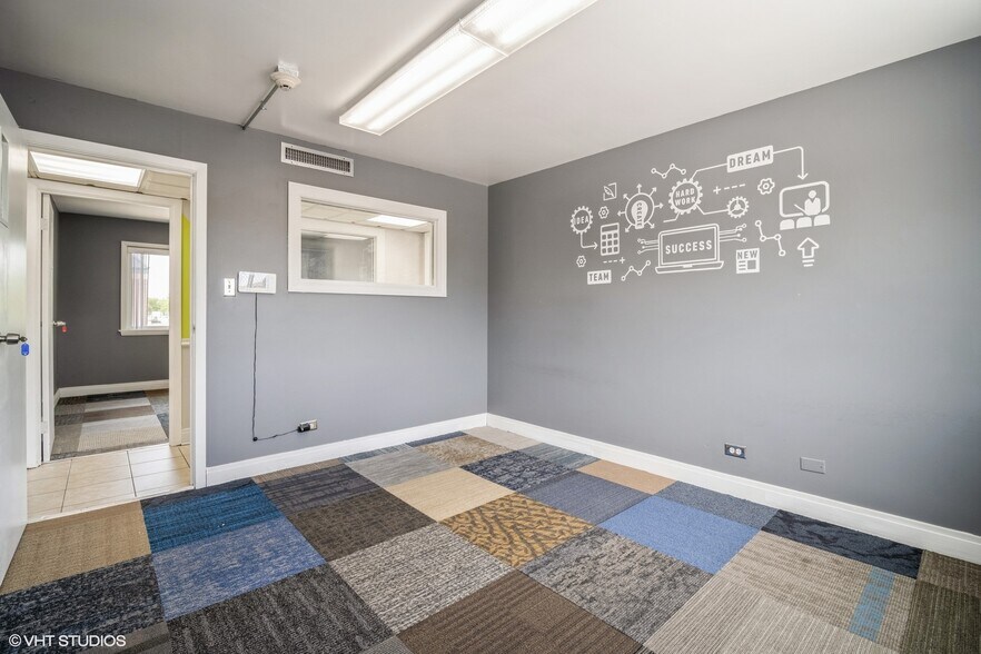 More Photos Of 8755 Trumbull Ave, Skokie Office For Lease