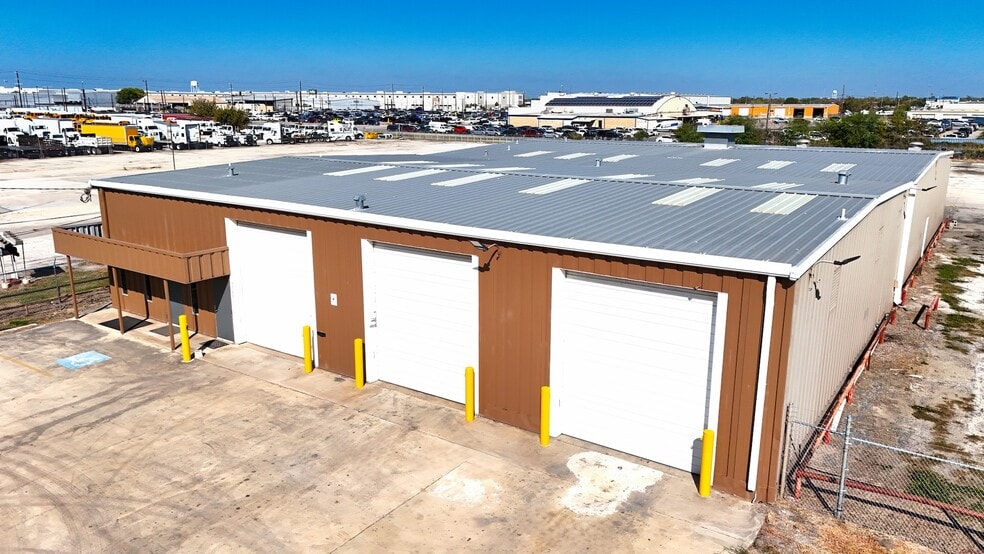 More Photos Of 5725 Dietrich Rd, San Antonio Service For Lease