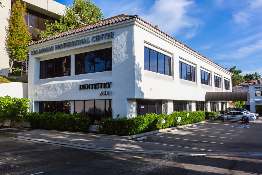 Primary Photo Of 24011 Ventura Blvd, Calabasas Medical For Lease