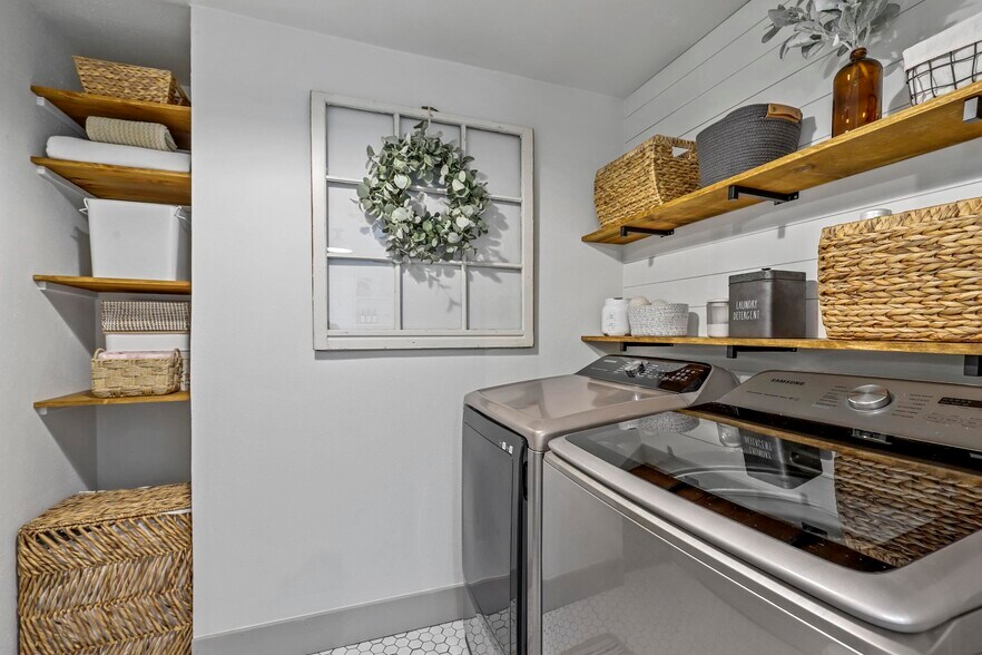 More Photos Of 115 N 1st St, Midlothian Storefront Retail Office For Sale