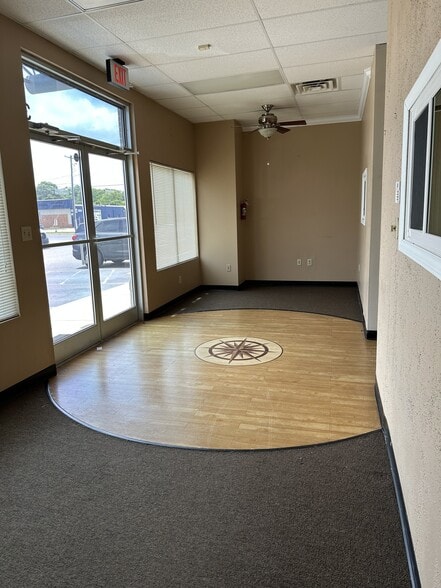 More Photos Of 726 Ramsey St, Fayetteville Flex For Lease