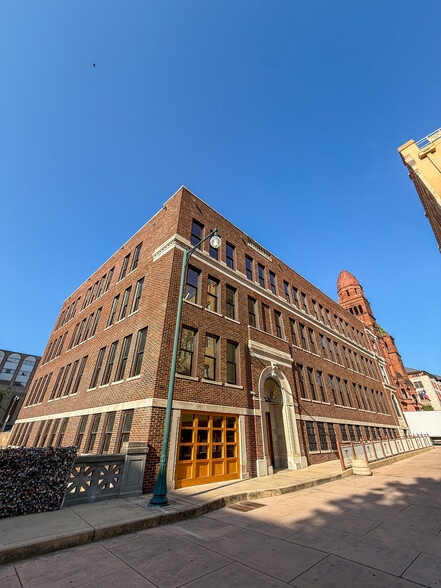 More Photos Of 200 Main Plz, San Antonio Office For Lease