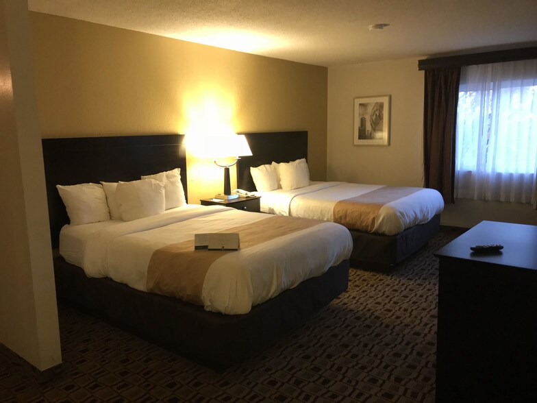 More Photos Of 658 S Westdale Dr, Wichita Hotel For Sale