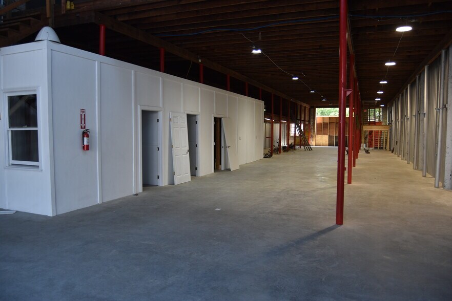 More Photos Of 10 55th St S, Birmingham Manufacturing For Lease