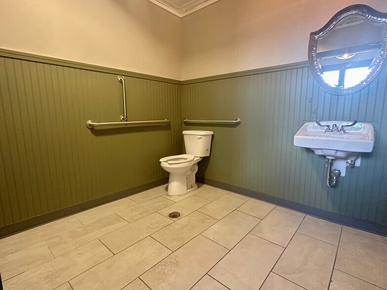 More Photos Of 712 W 20th St, Joplin Restaurant For Sale