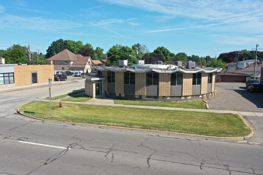 More Photos Of 22146 Ford Rd, Dearborn Heights Office For Sale