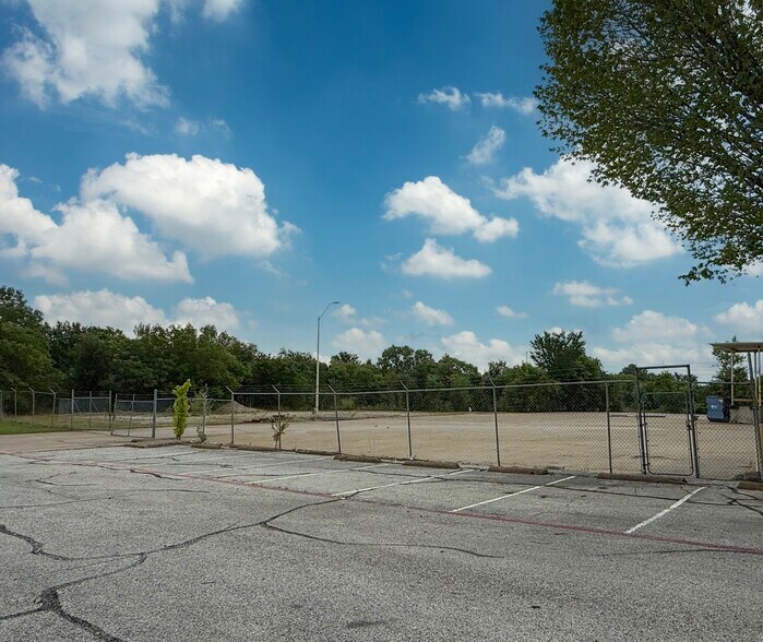 More Photos Of 1500 E Broad St, Mansfield Distribution For Sale
