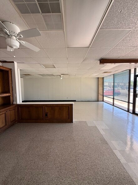 More Photos Of 716 W Plantation Dr, Clute Storefront Retail Office For Lease