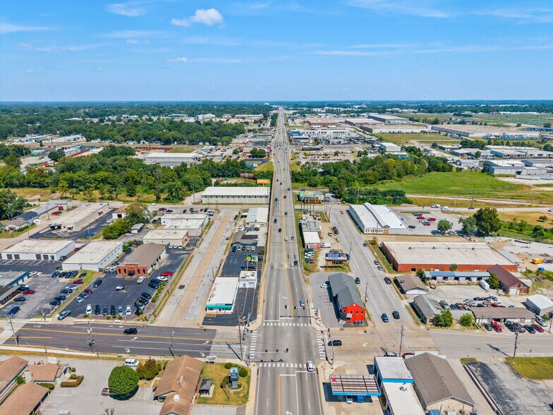 More Photos Of 311 N Waverly Ave, Springfield Warehouse For Lease