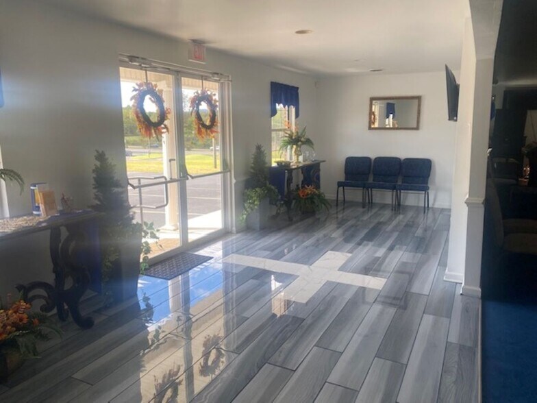 More Photos Of 109 Fontaine Dr, Ridgeway Funeral Home For Sale