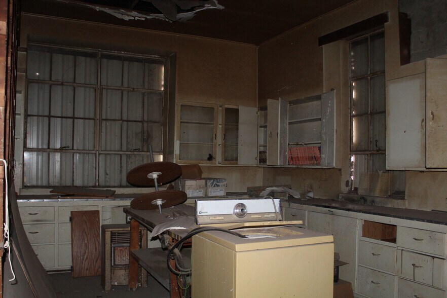 More Photos Of 1871 Elm, Waynoka Sports And Entertainment For Sale